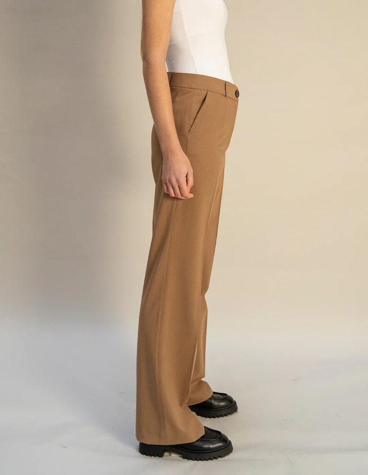 Été Comme Hiver Paris Riviera Tailored Pant In Camel