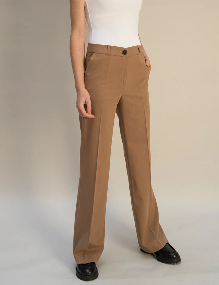 Été Comme Hiver Paris Riviera Tailored Pant In Camel