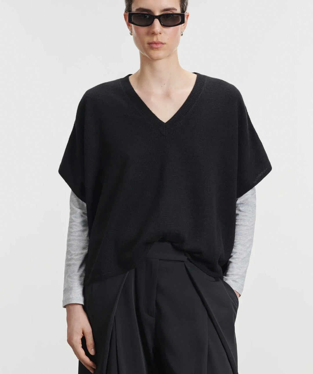 MAJESTIC FILATURES Black V-Neck Cashmere Top