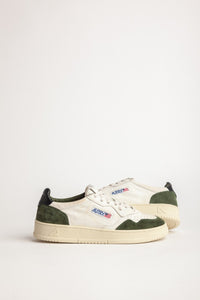 AUTRY Medalist Low Sneakers In White Goatskin And Moss Color Suede