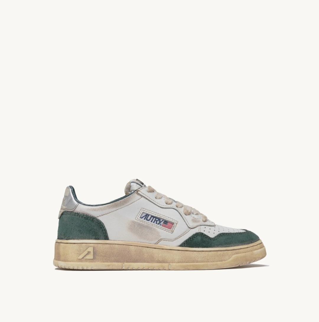 AUTRY UNISEX SIZES
MEDALIST LOW SUPER VINTAGE SNEAKERS IN WHITE LEATHER BEIGE AND GREEN SUEDE