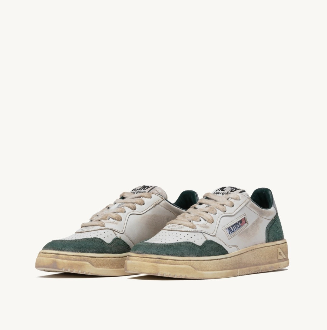 AUTRY UNISEX SIZES
MEDALIST LOW SUPER VINTAGE SNEAKERS IN WHITE LEATHER BEIGE AND GREEN SUEDE