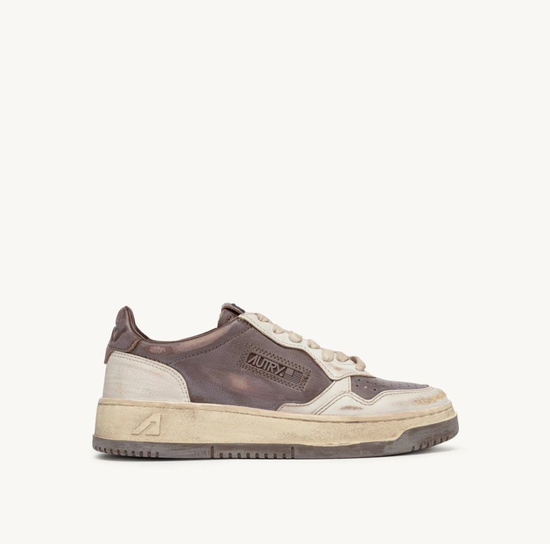 AUTRY UNISEX SIZES
MEDALIST LOW SUPER VINTAGE SNEAKERS IN MUD PATRIDGE AND WHITE LEATHER