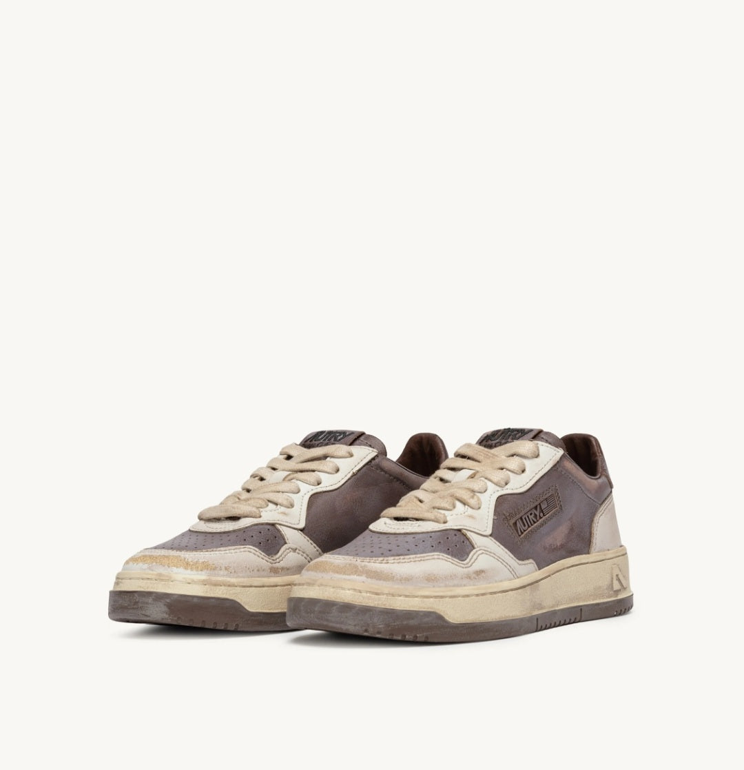 AUTRY UNISEX SIZES
MEDALIST LOW SUPER VINTAGE SNEAKERS IN MUD PATRIDGE AND WHITE LEATHER