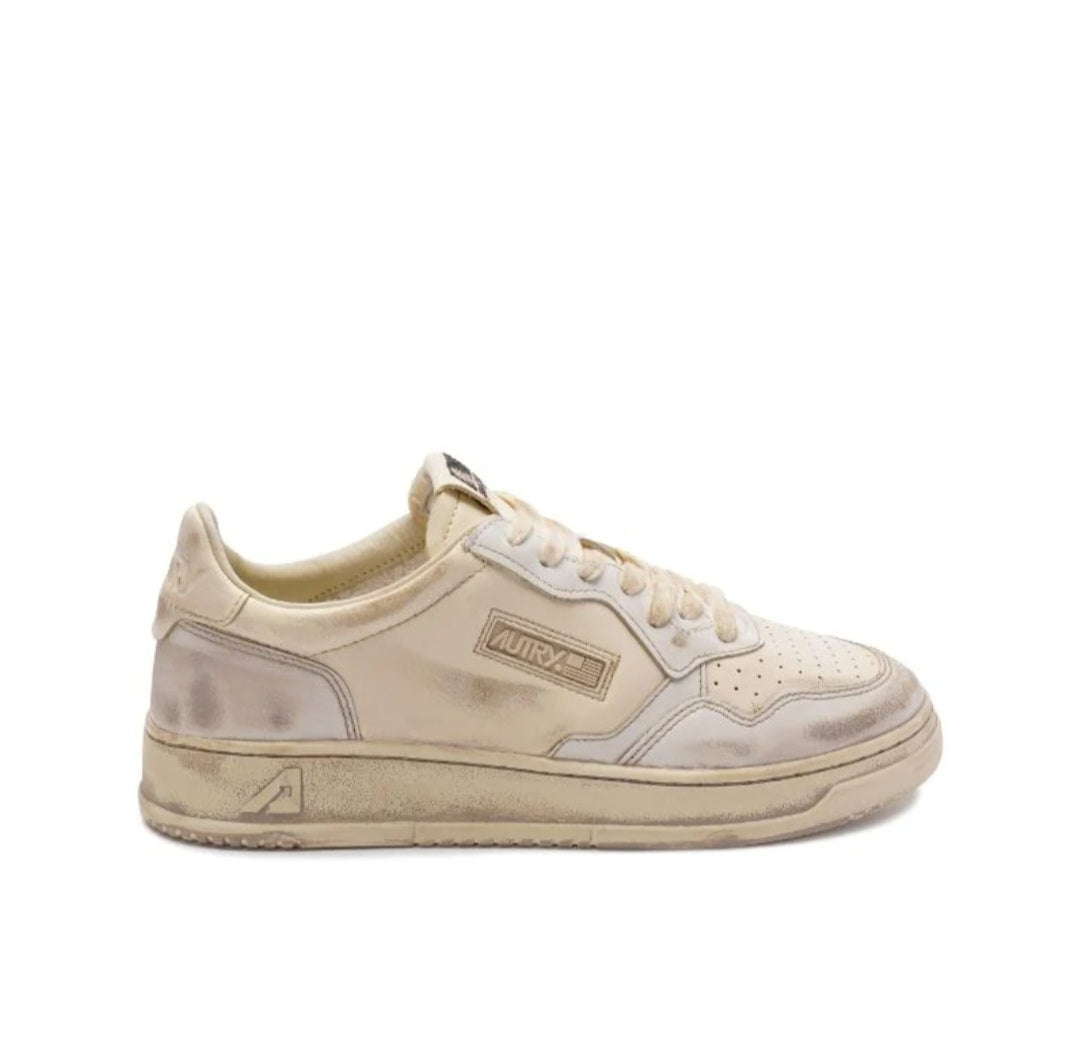 AUTRY
MEDALIST LOW SUPER VINTAGE SNEAKERS IN WHITE  / CREAM LEATHER