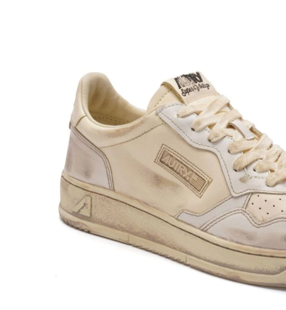 AUTRY
MEDALIST LOW SUPER VINTAGE SNEAKERS IN WHITE  / CREAM LEATHER