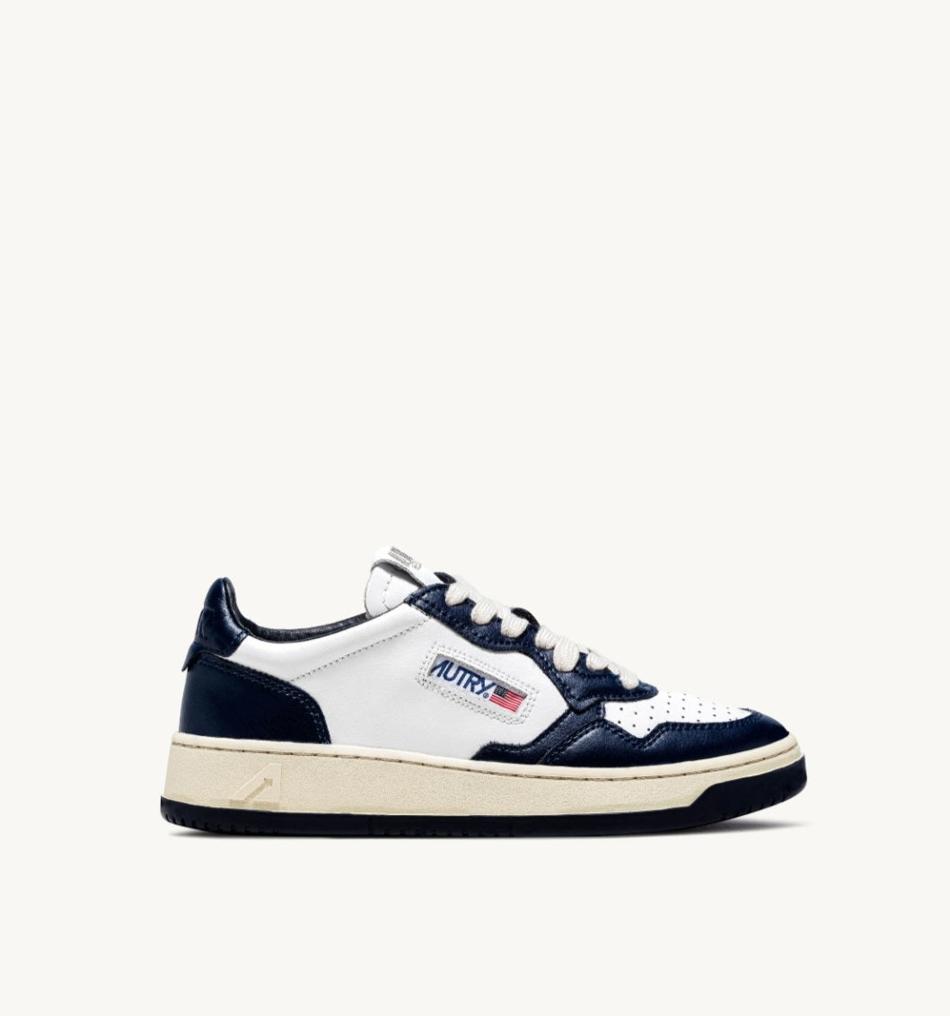 AUTRY MEN Medalist Low Sneakers In Leather Navy and White