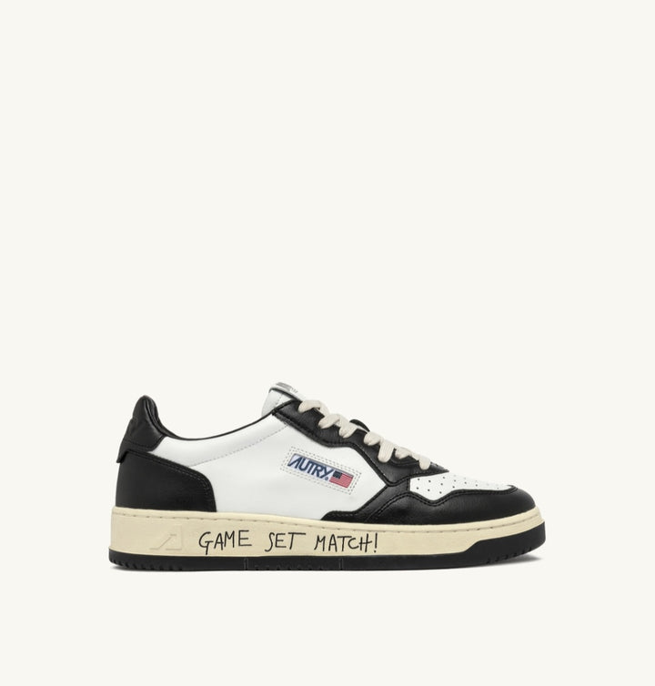 AUTRY MEDALIST LOW SNEAKERS IN WHITE AND BLACK LEATHER WITH LETTERING