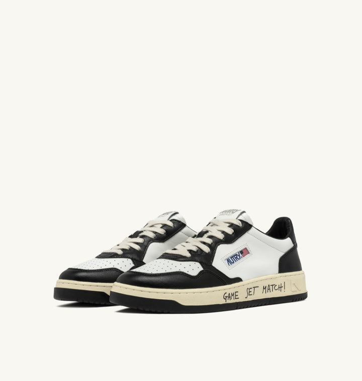 AUTRY MEDALIST LOW SNEAKERS IN WHITE AND BLACK LEATHER WITH LETTERING