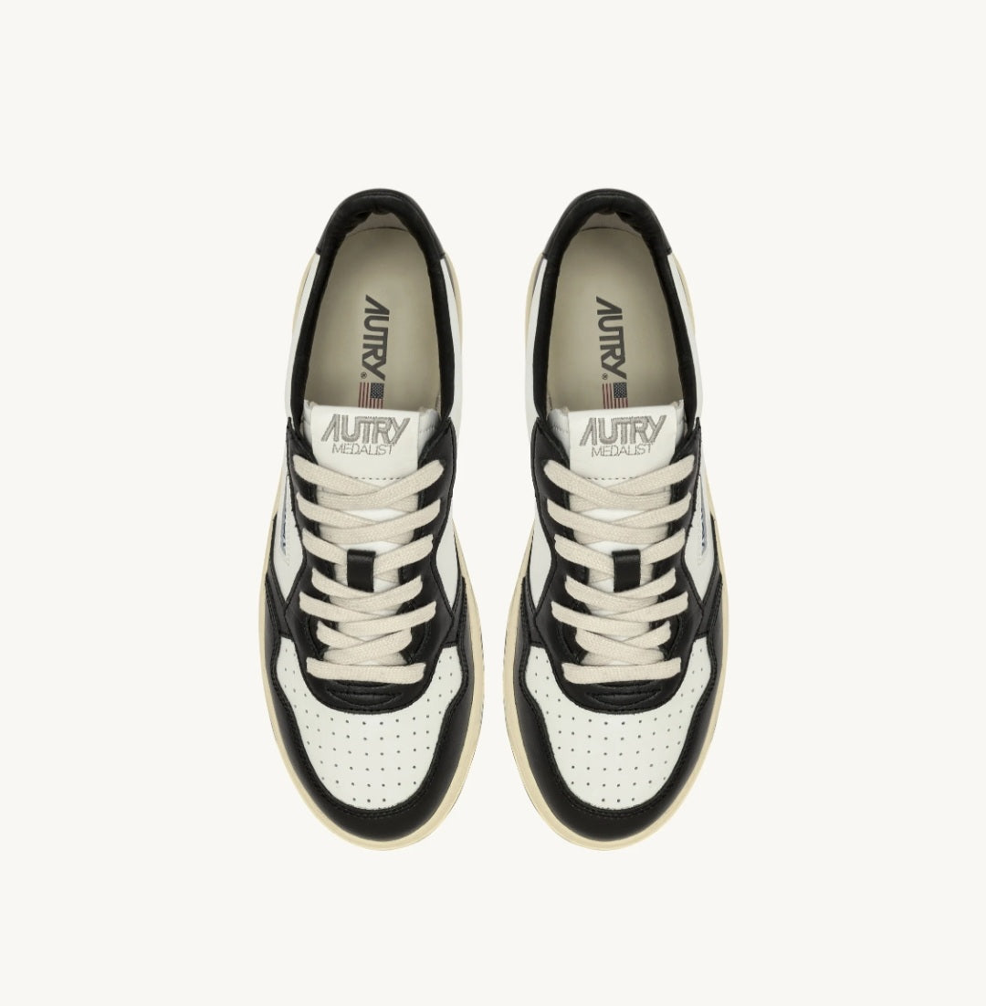 AUTRY MEDALIST LOW SNEAKERS IN WHITE AND BLACK LEATHER WITH LETTERING