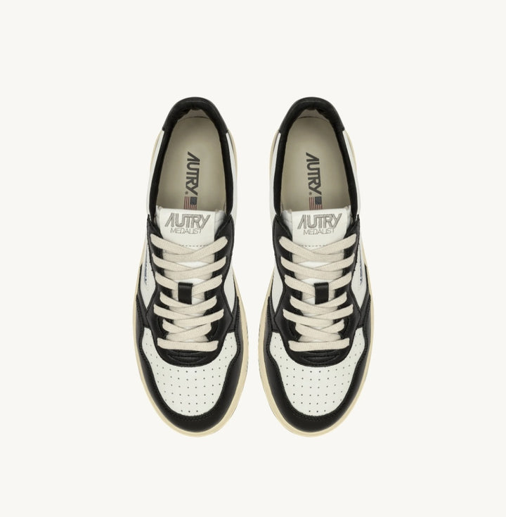 AUTRY MEDALIST LOW SNEAKERS IN WHITE AND BLACK LEATHER WITH LETTERING