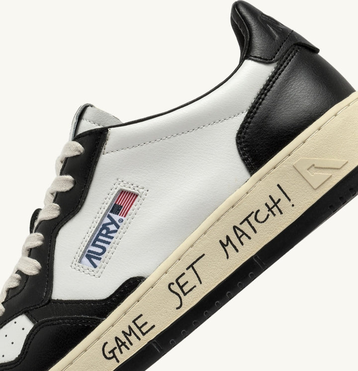 AUTRY MEDALIST LOW SNEAKERS IN WHITE AND BLACK LEATHER WITH LETTERING