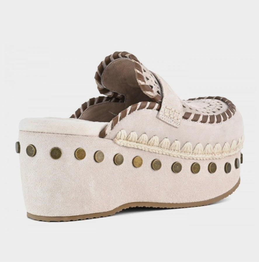 MOU Clog Leather Overstitching
Chalk Suede / Raffia Natural