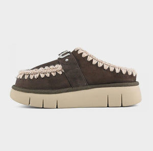 MOU Bounce clog metal logo In Mocha