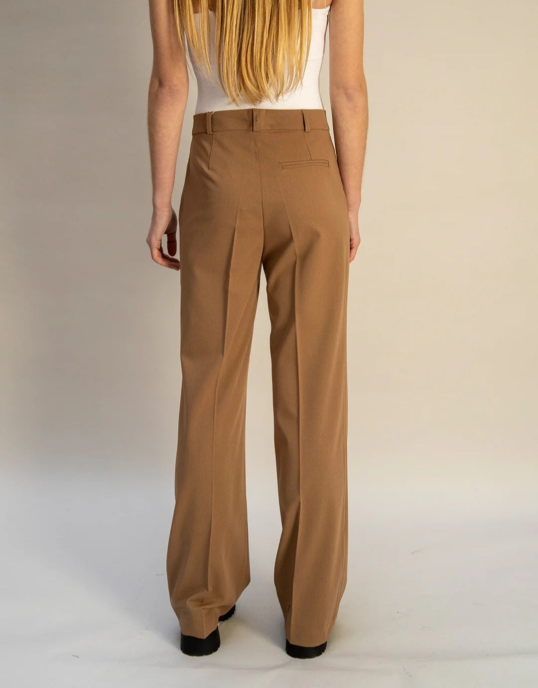 Été Comme Hiver Paris Riviera Tailored Pant In Camel