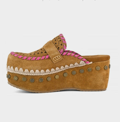 MOU Clog Leather Overstitching
Congac / Antique Gold Buckle