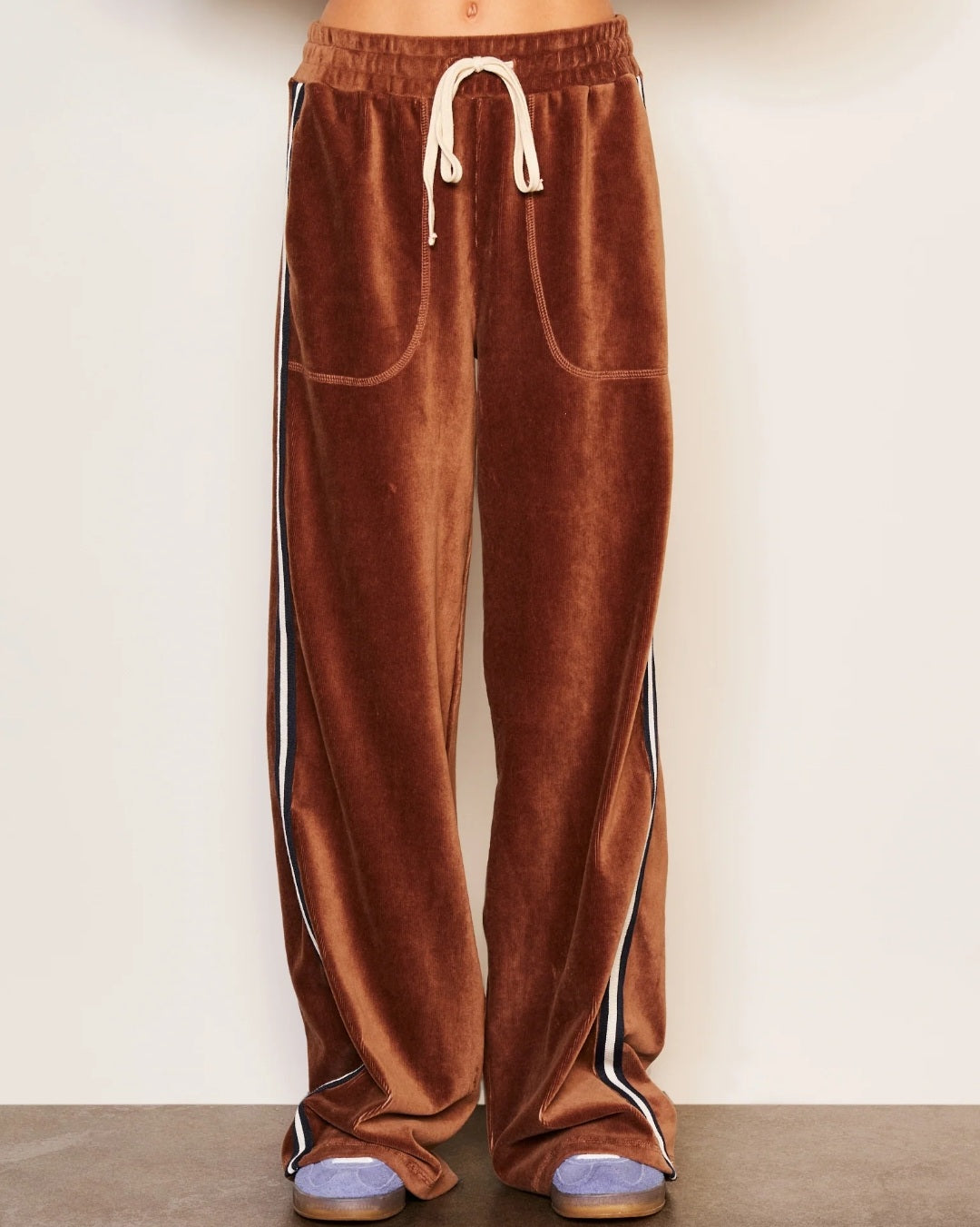 SUNDRY Relaxed Wide Leg Pant in Taupe