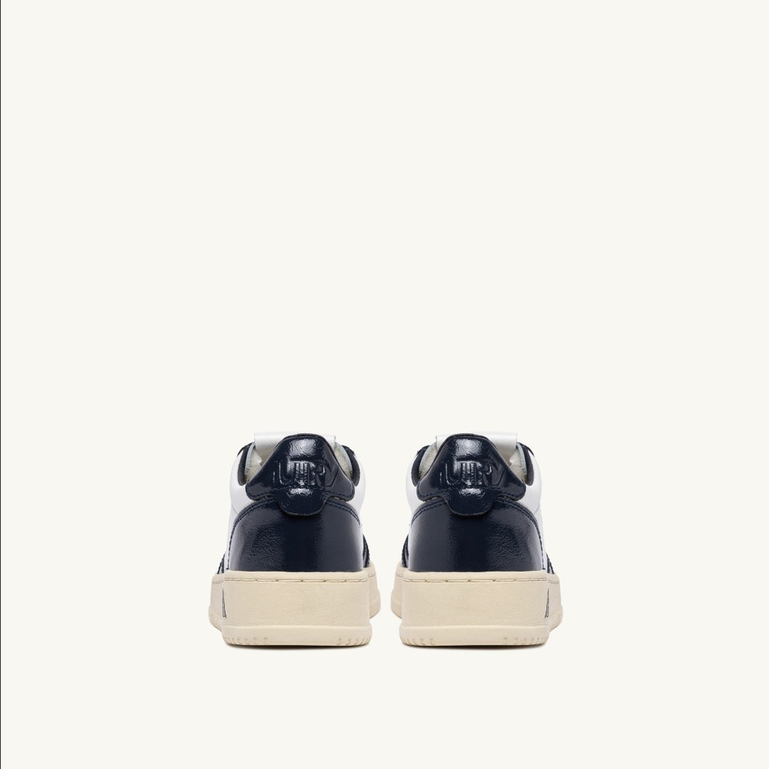 AUTRY MEDALIST LOW SNEAKERS IN WHITE AND NIGHT BLUE LEATHER