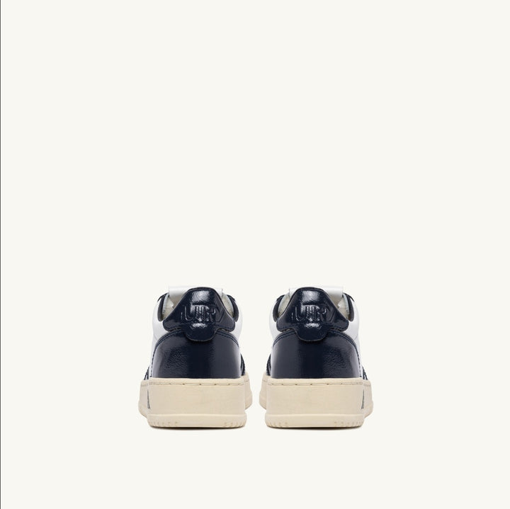 AUTRY MEDALIST LOW SNEAKERS IN WHITE AND NIGHT BLUE LEATHER