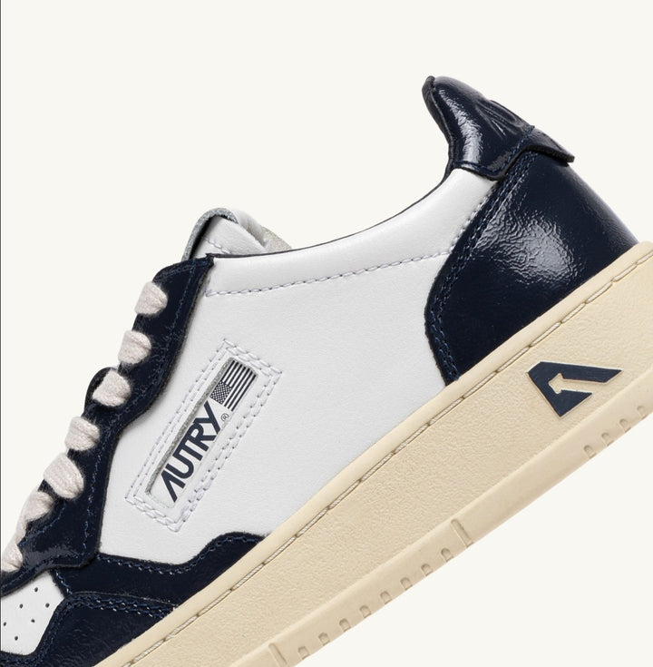 AUTRY MEDALIST LOW SNEAKERS IN WHITE AND NIGHT BLUE LEATHER
