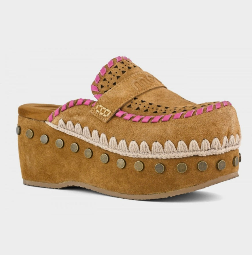 MOU Clog Leather Overstitching
Congac / Antique Gold Buckle