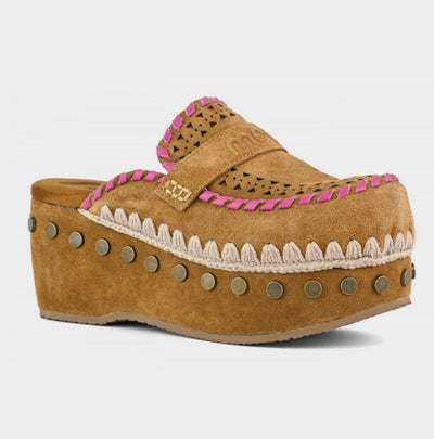 MOU Clog Leather Overstitching
Congac / Antique Gold Buckle