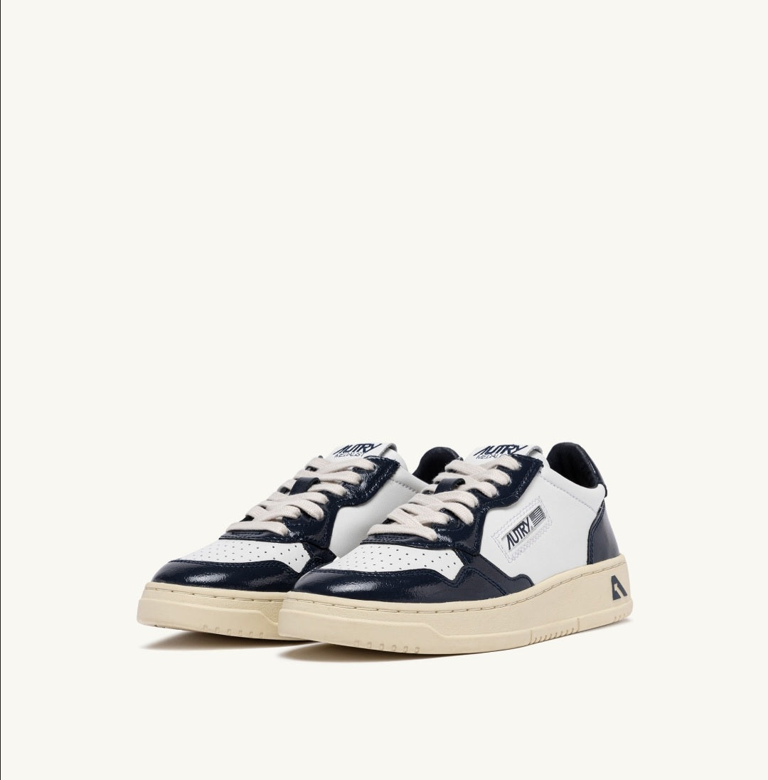 AUTRY MEDALIST LOW SNEAKERS IN WHITE AND NIGHT BLUE LEATHER