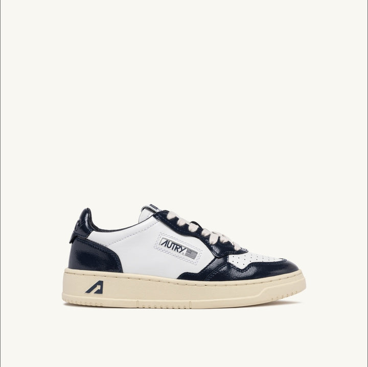 AUTRY MEDALIST LOW SNEAKERS IN WHITE AND NIGHT BLUE LEATHER