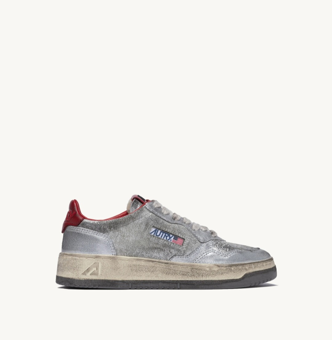 AUTRY MEDALIST LOW SUPER VINTAGE SNEAKERS IN SILVER AND RED SUEDE