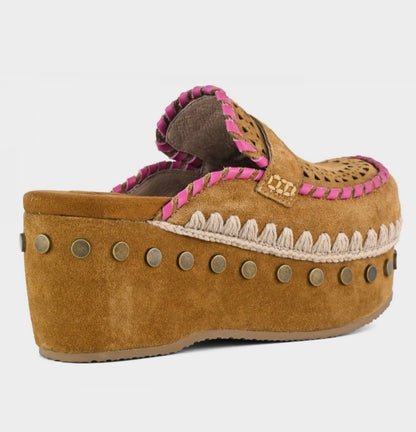 MOU Clog Leather Overstitching
Congac / Antique Gold Buckle
