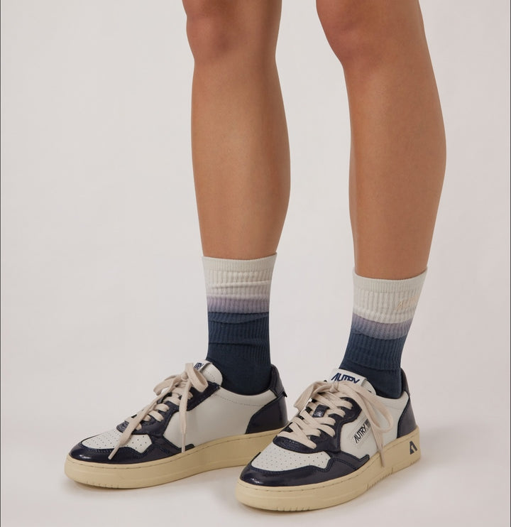 AUTRY MEDALIST LOW SNEAKERS IN WHITE AND NIGHT BLUE LEATHER