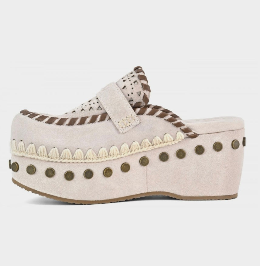 MOU Clog Leather Overstitching
Chalk Suede / Raffia Natural