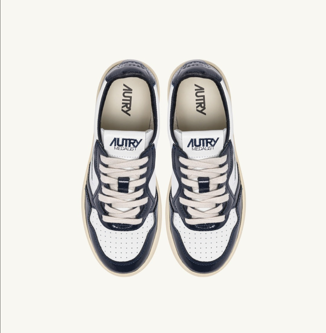 AUTRY MEDALIST LOW SNEAKERS IN WHITE AND NIGHT BLUE LEATHER