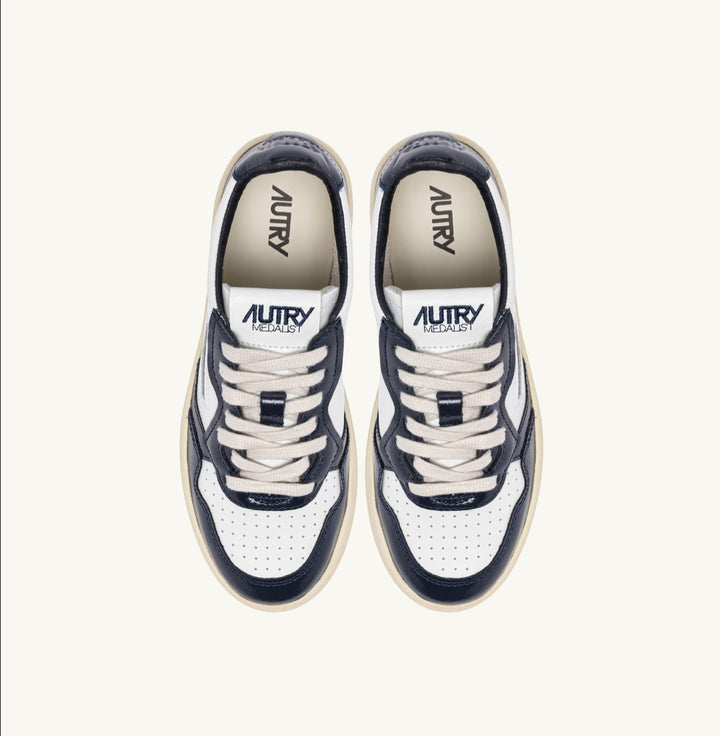 AUTRY MEDALIST LOW SNEAKERS IN WHITE AND NIGHT BLUE LEATHER